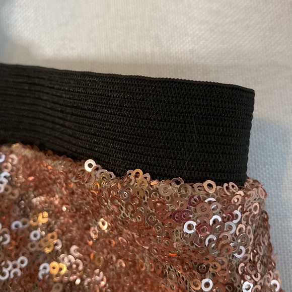 ❗️MOVING SALE❗️ The Limited Sequin Pencil Skirt Rose Gold Size S - Picture 6 of 7